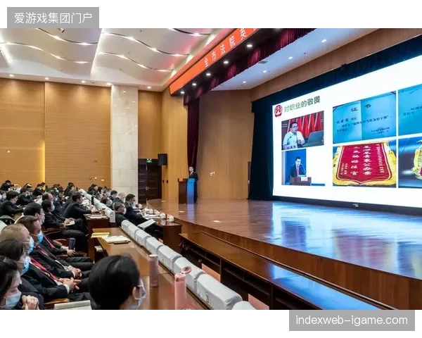全球赛事医疗体系如何应对高密度人群下移动网络瘫痪导致的救援指挥脱节难题？